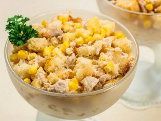Салат с вареной грудкой и кукурузой