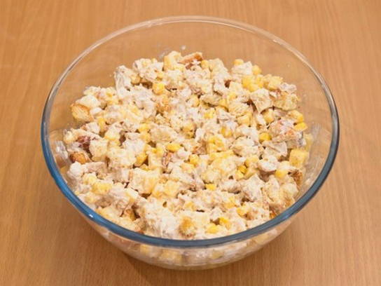 Салат с вареной грудкой и кукурузой