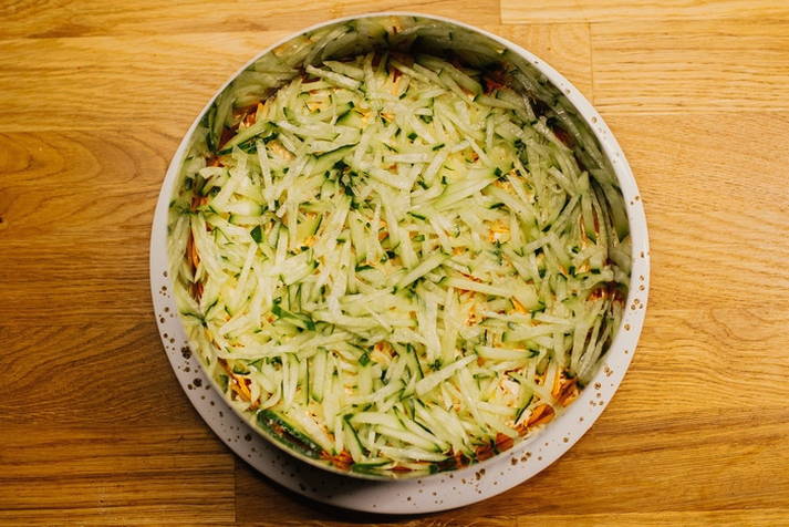 Салат с вареной грудкой и корейской морковью