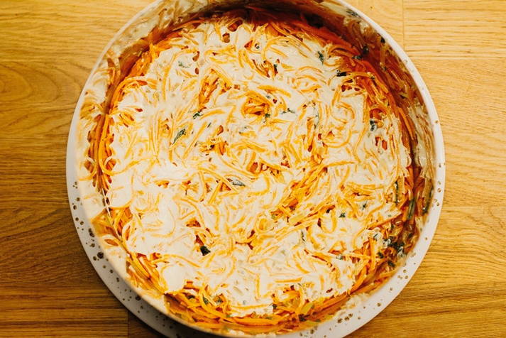 Салат с вареной грудкой и корейской морковью