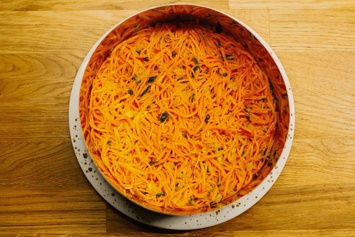 Салат с вареной грудкой и корейской морковью