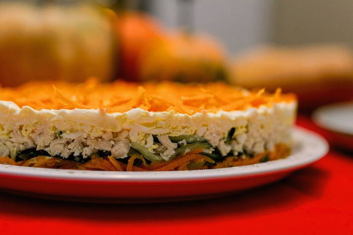 Салат с вареной грудкой и корейской морковью