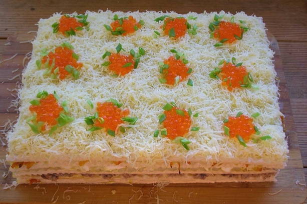 Закусочный торт из вафельных коржей с рыбными консервами