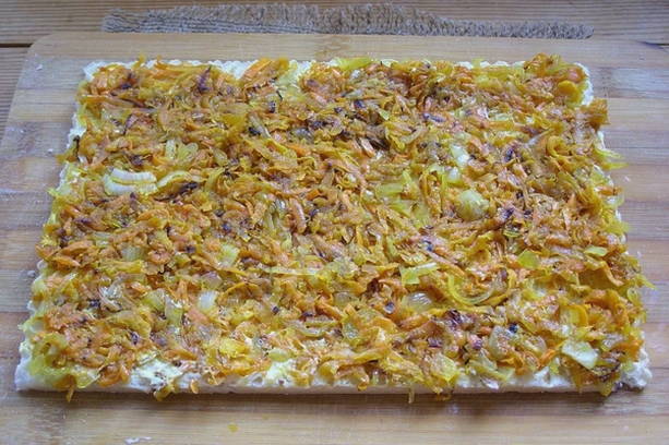 Закусочный торт из вафельных коржей с рыбными консервами