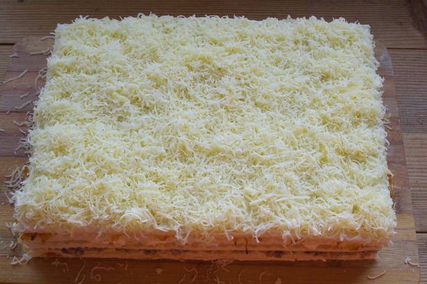 Закусочный торт из вафельных коржей с рыбными консервами
