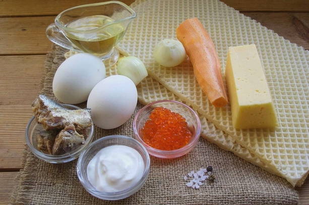 Закусочный торт из вафельных коржей с рыбными консервами