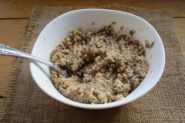 Закусочный торт из вафельных коржей с рыбными консервами