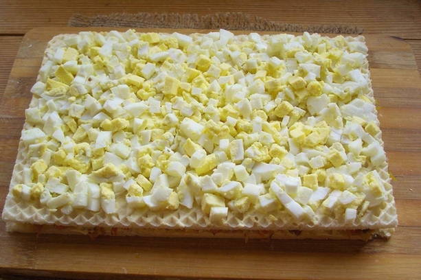 Закусочный торт из вафельных коржей с рыбными консервами