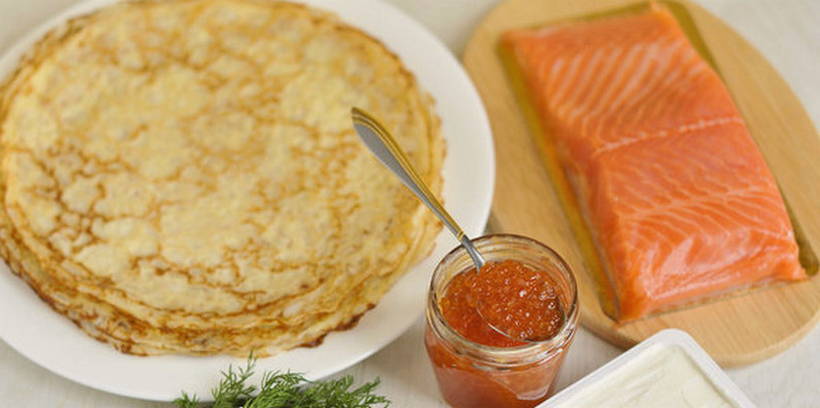 Блинный торт с красной рыбой и творожным сыром