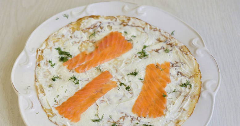 Блинный торт с красной рыбой и творожным сыром