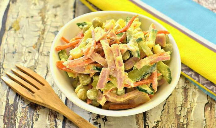 Салат с ветчиной, корейской морковью и огурцом