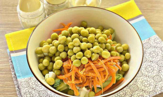 Салат с ветчиной, корейской морковью и огурцом