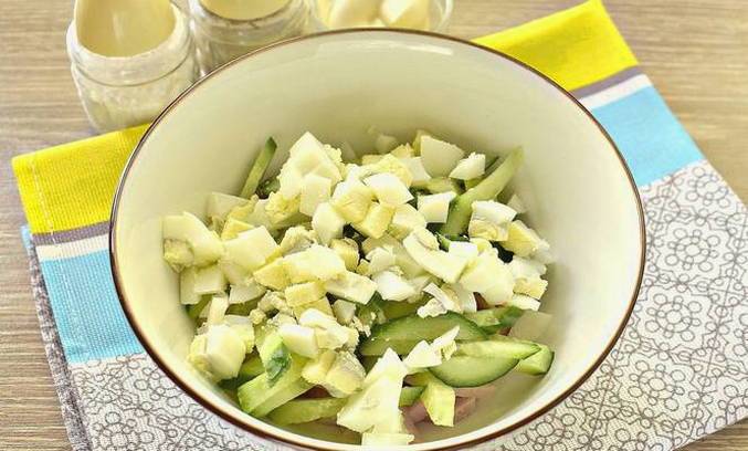 Салат с ветчиной, корейской морковью и огурцом