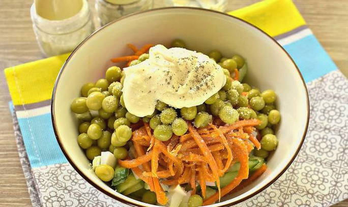 Салат с ветчиной, корейской морковью и огурцом