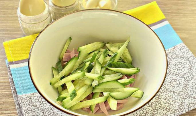 Салат с ветчиной, корейской морковью и огурцом