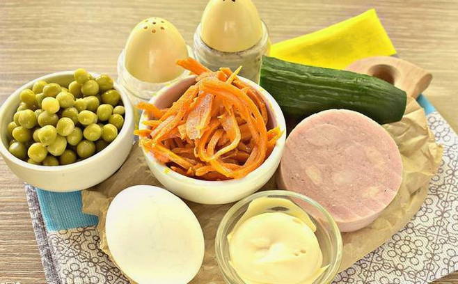 Салат с ветчиной, корейской морковью и огурцом