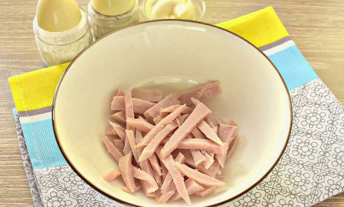Салат с ветчиной, корейской морковью и огурцом