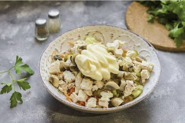 Салат с вареной курицей и консервированными грибами