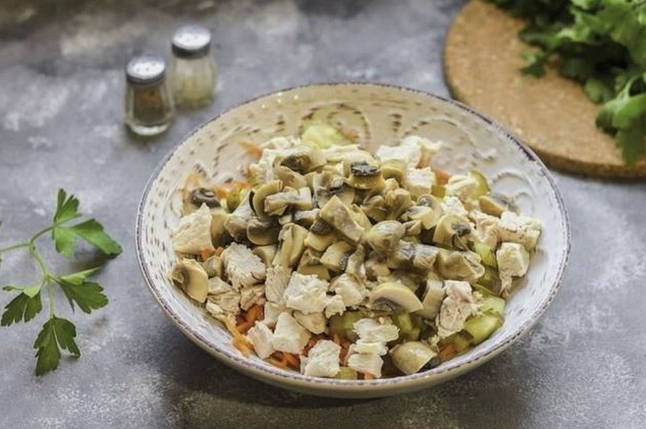 Салат с вареной курицей и консервированными грибами