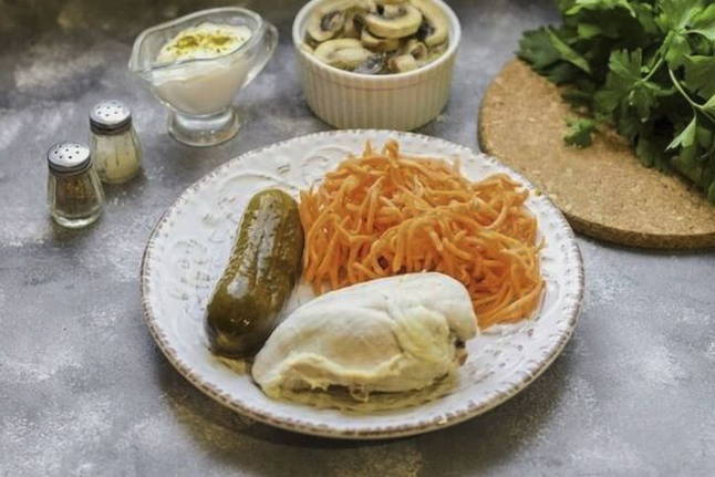 Салат с вареной курицей и консервированными грибами