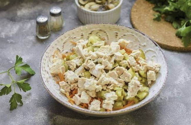 Салат с вареной курицей и консервированными грибами