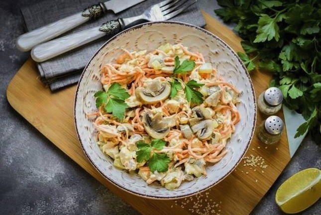 Салат с вареной курицей и консервированными грибами