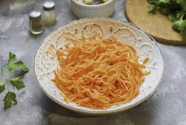 Салат с вареной курицей и консервированными грибами