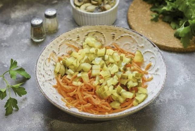 Салат с вареной курицей и консервированными грибами