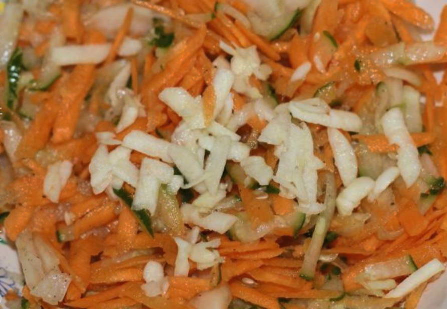 Салат с вареной колбасой и фасолью