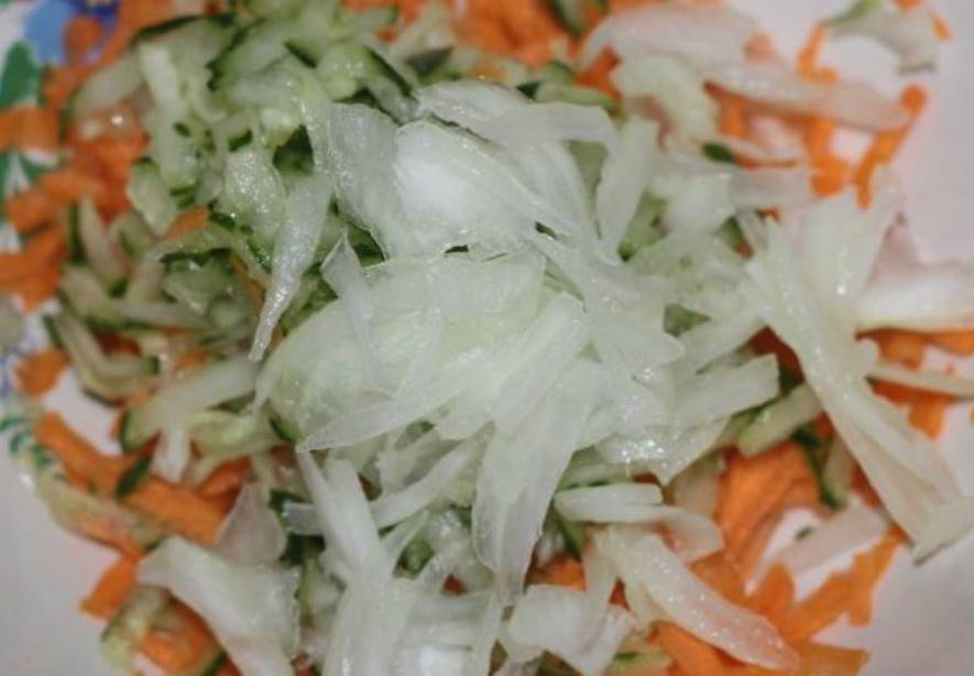 Салат с вареной колбасой и фасолью