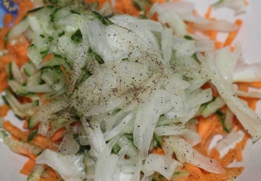 Салат с вареной колбасой и фасолью