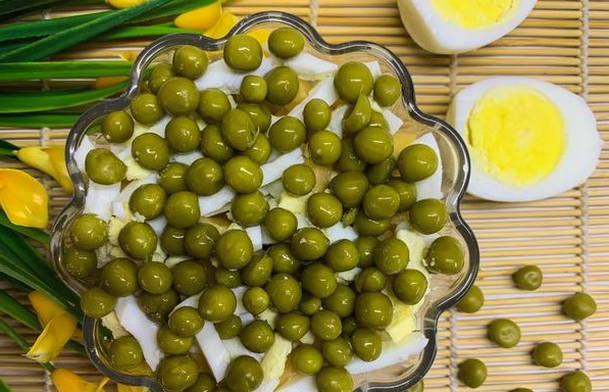 Салат с вареной колбасой и сыром