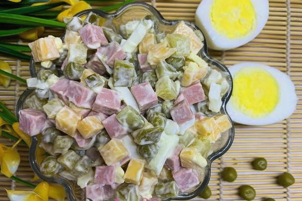 Салат с вареной колбасой и сыром