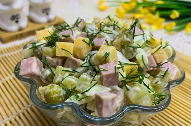 Салат с вареной колбасой и сыром