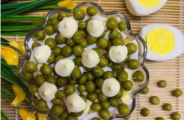 Салат с вареной колбасой и сыром