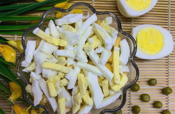 Салат с вареной колбасой и сыром