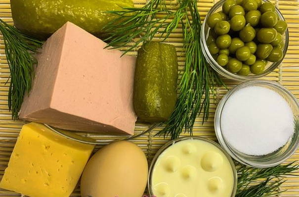 Салат с вареной колбасой и сыром