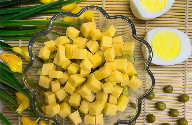 Салат с вареной колбасой и сыром