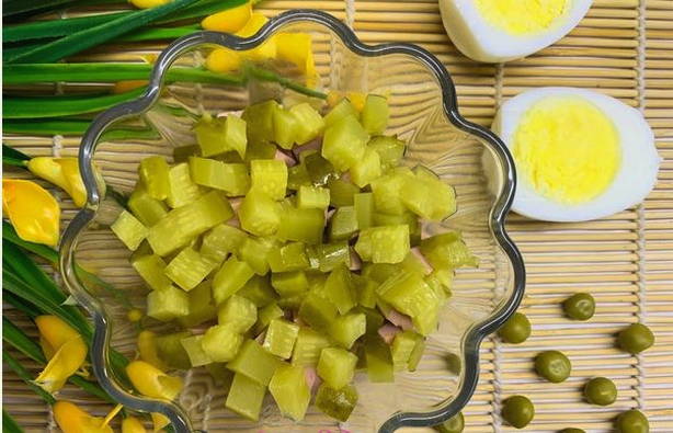 Салат с вареной колбасой и сыром