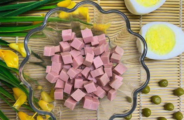 Салат с вареной колбасой и сыром