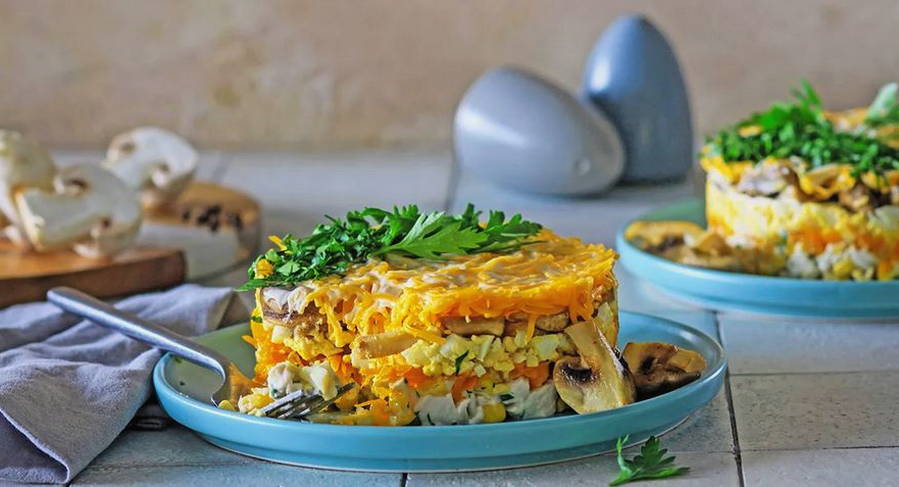 Салат с вареной грудкой и грибами