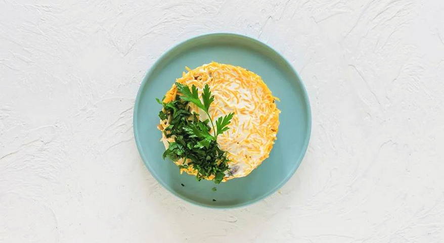 Салат с вареной грудкой и грибами