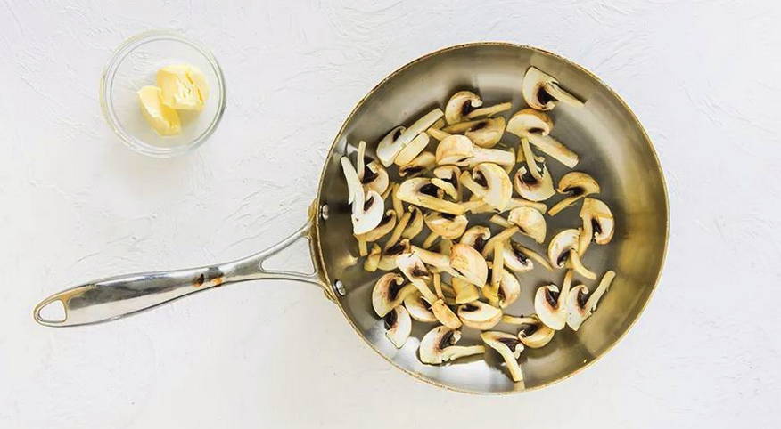 Салат с вареной грудкой и грибами
