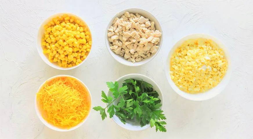 Салат с вареной грудкой и грибами