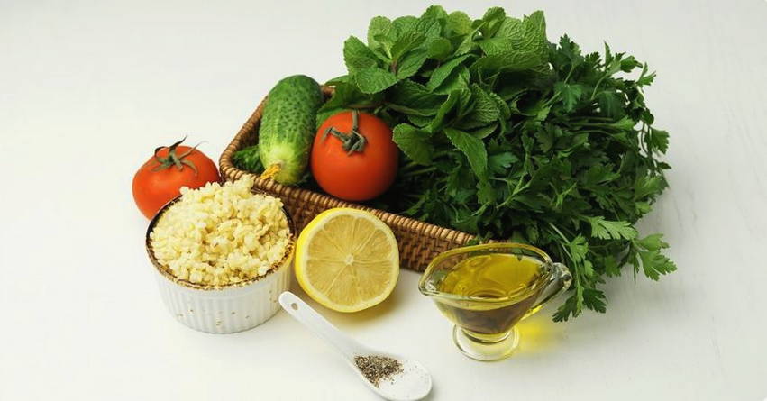 Салат с булгуром, помидорами и зеленью