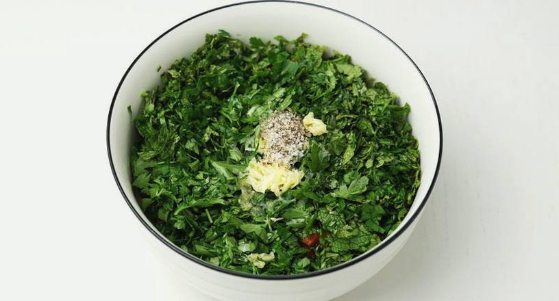 Салат с булгуром, помидорами и зеленью