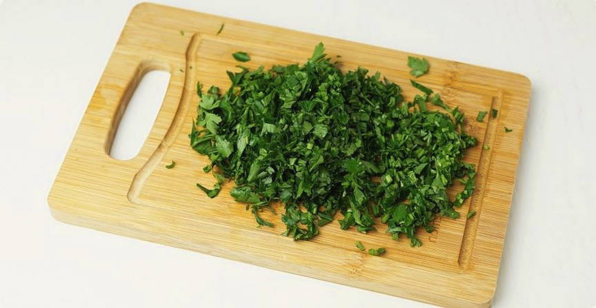 Салат с булгуром, помидорами и зеленью