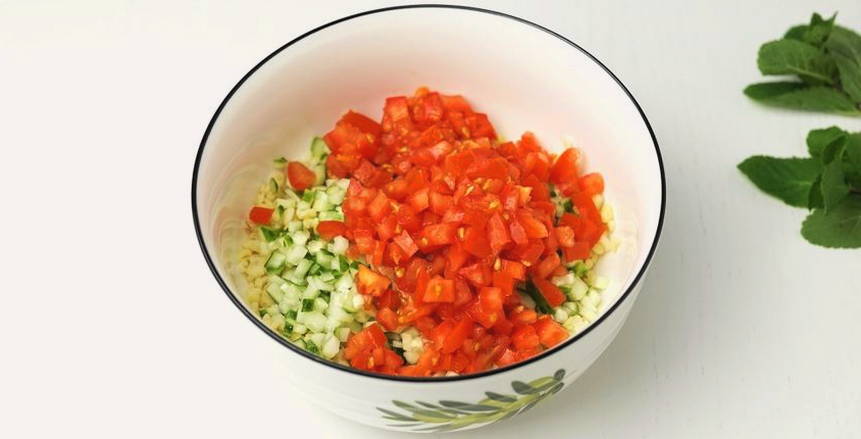 Салат с булгуром, помидорами и зеленью
