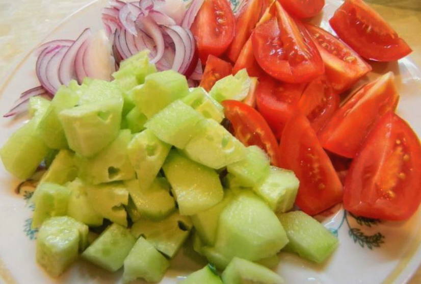 Салат с брынзой, помидорами, огурцами и пекинской капустой