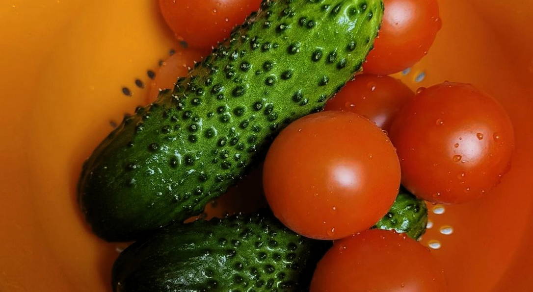 Салат с брынзой, помидорами, огурцами и пекинской капустой